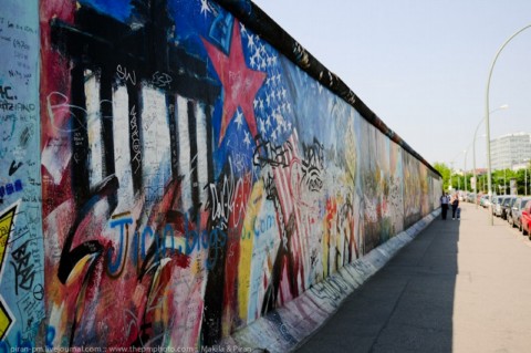 Ποιος γνωστός ποδοσφαιριστής κατηγορείται για… βανδαλισμό του τείχους του Βερολίνου; (Video) - Media