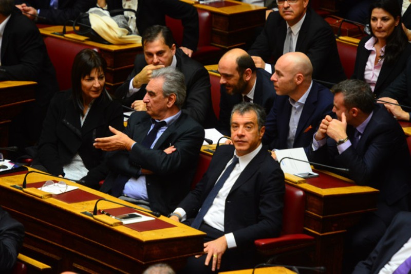 Σ.Θεοδωράκης για το ν/σ της ανθρωπιστικής κρίσης: Μόνο 4 στα 37 άρθρα ήταν σχετικά - Media