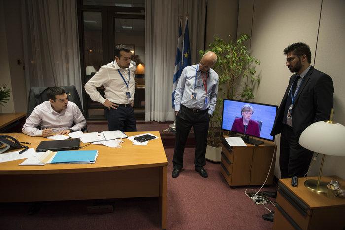 Ο Αλέξης Τσίπρας παρακολουθεί τη Μέρκελ και ετοιμάζει τη δήλωσή του (Photos) - Media