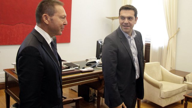 Εντυπωσιακή στα λευκά η Μπέτυ Μπαζιάνα στο Προεδρικό Μέγαρο – H xειραψία Τσίπρα – Στουρνάρα (Photos) - Media Gallery 3