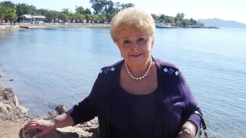 To ρατσιστικό παραλήρημα της Βέφας Αλεξιάδου για τη σημαιοφόρο με τη μαντίλα - Media