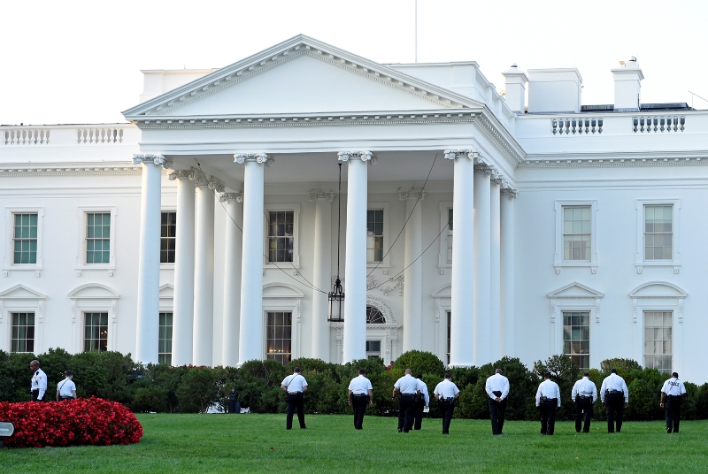 Συναγερμός στον Λευκό Οίκο-Πυροβολισμοί και τραυματίας κοντά στο κτίριο της προεδρίας (Video) - Media