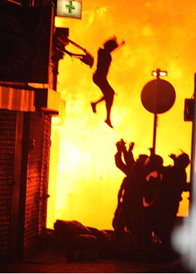 Βρετανία: Έπεσε από το δεύτερο όροφο γιατί το διαμέρισμα της πήρε φωτιά!( video) - Media