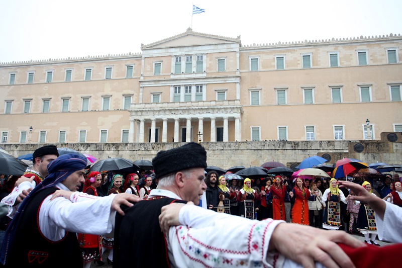 Χόρευε ανέμελη σπίτι της όταν ξαφνικά ένας άνδρας εισέβαλε για να τη βιάσει (Video) - Media