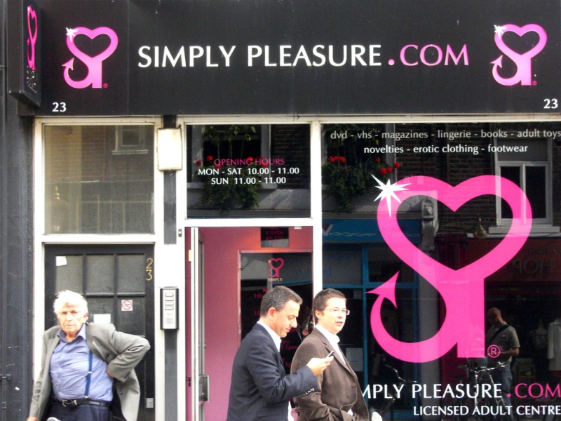 Καταζητείται ο άνδρας που χρησιμοποίησε έναν τεχνητό κόλπο σε sex shop (Photos) - Media