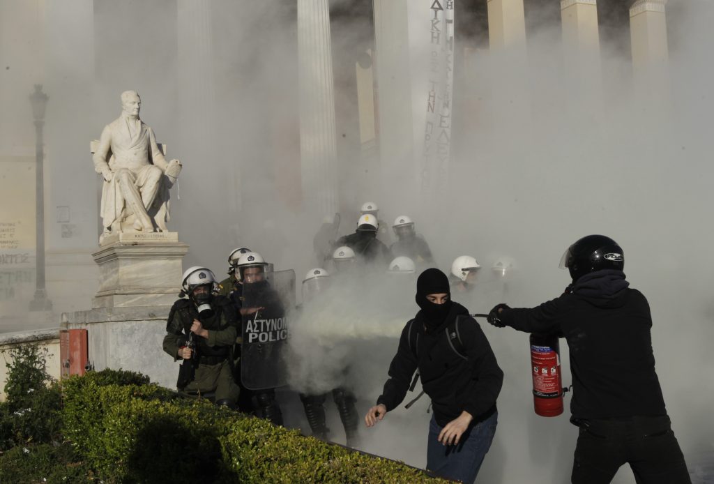 Ένταση και χημικά στο κέντρο της Αθήνας (video) - Media