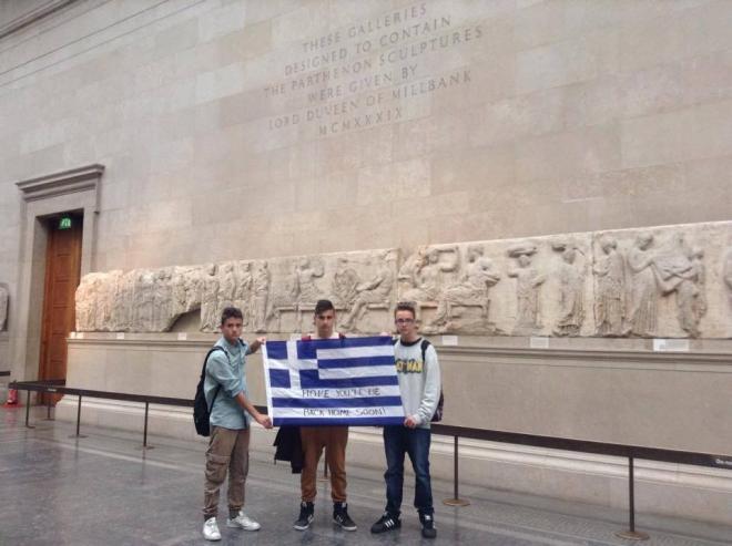 Μαθητές σήκωσαν ελληνική σημαία μέσα στο Βρετανικό Μουσείο (photos) - Media