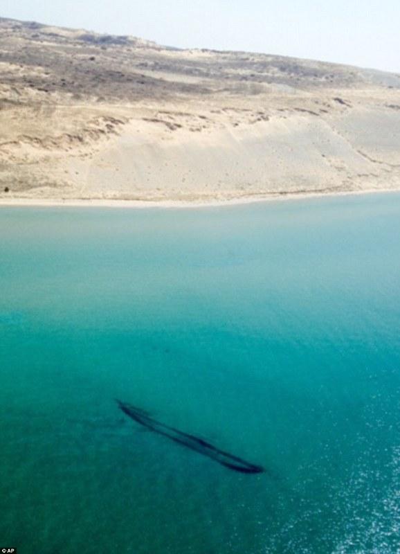 Σπάνιο παγόβουνο που αναποδογύρισε αποκαλύπτει τα μυστικά του (photo/video) - Media