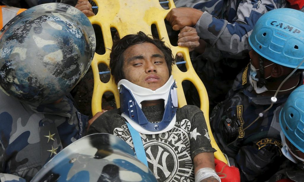 Νεπάλ: Ανέσυραν ζωντανά δύο παιδιά από τα ερείπια πέντε ημέρες μετά το σεισμό - Media