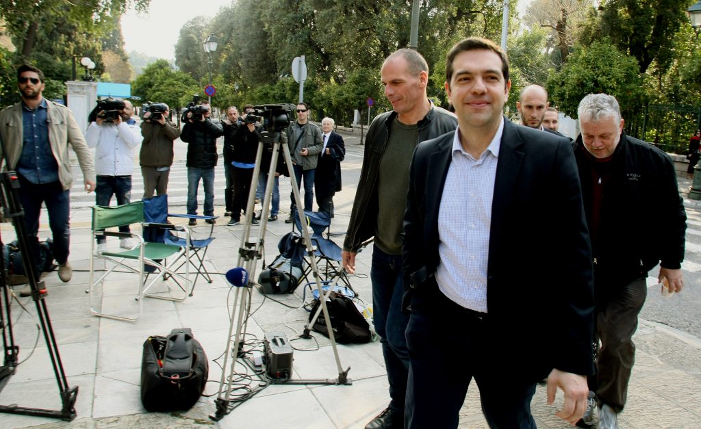 Ένα βήμα μπρος για Τσίπρα ένα πίσω για Βαρουφάκη – Στόχος πολιτική απόφαση για ενδιάμεση συμφωνία αρχές Μαϊου - Media