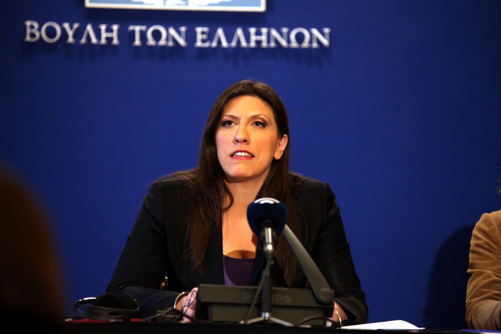 Ζωή Κωνσταντοπούλου: Σβήστηκαν τα συνθήματα από την περίβολο του Κοινοβουλίου - Media
