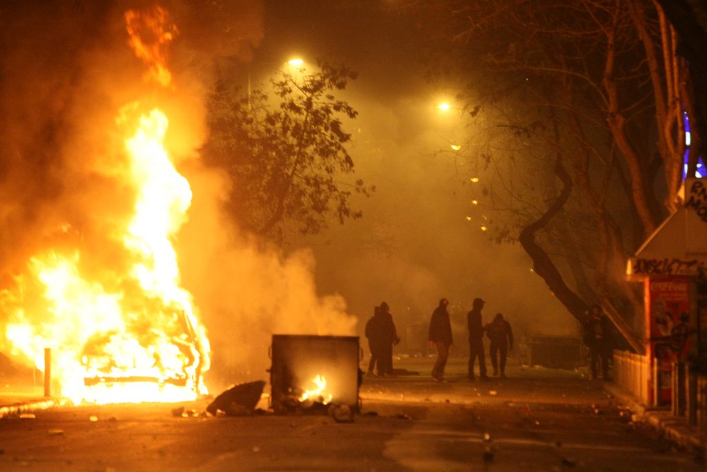 Επεισόδια στα Εξάρχεια – Μολότοφ και φωτιά σε κάδους και αυτοκίνητα από αντιεξουσιαστές (Photos/Video) - Media