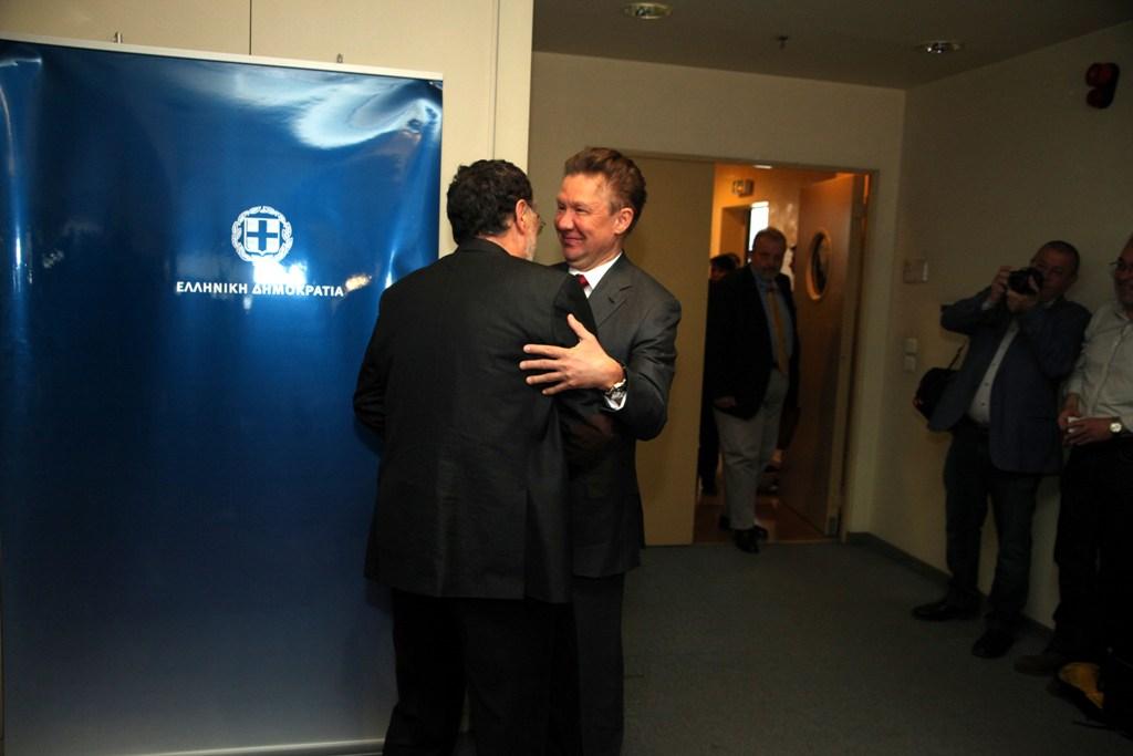 Θερμή υποδοχή Λαφαζάνη στον επικεφαλής της Gazprom: Οι αγκαλιές, τα φιλιά και τα χαμόγελα (photos) - Media