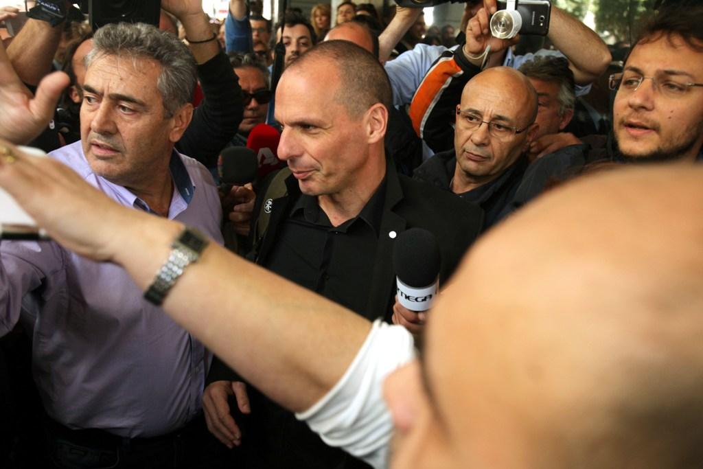 «Τα άκουσε» από τους εφοριακούς ο Βαρουφάκης (photo/video) - Media