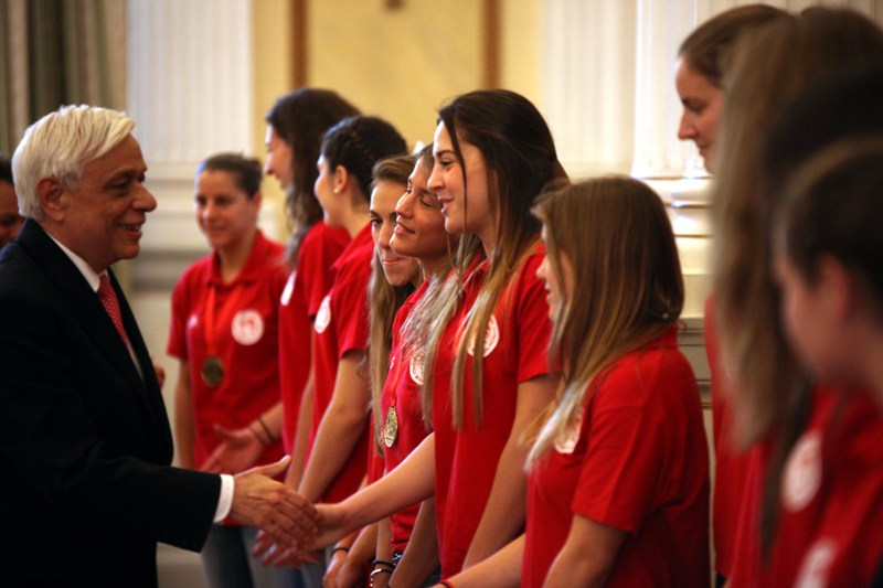 Οι πολίστριες του Ολυμπιακού στον Πρόεδρο της Δημοκρατίας (Photos) - Media