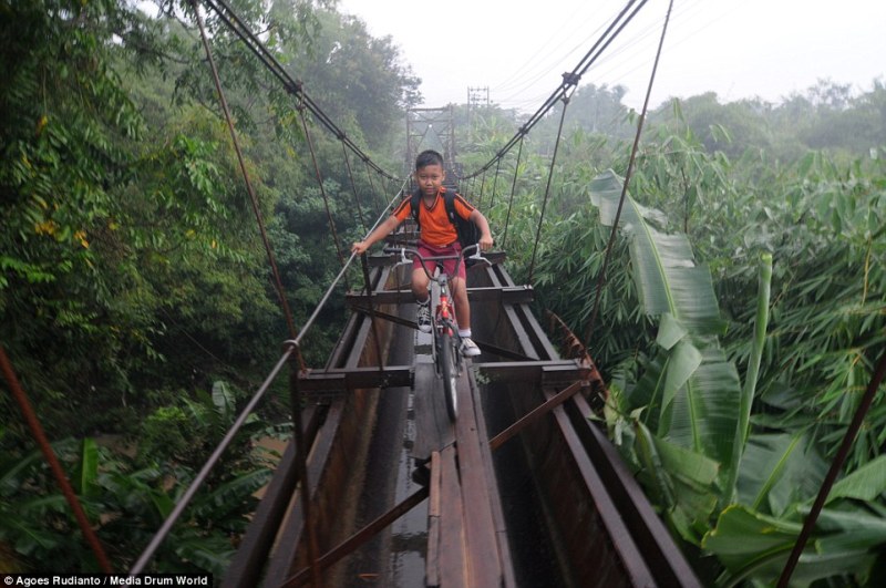 Δείτε την πιο επικίνδυνη διαδρομή σχολείου στον κόσμο! (Photos) - Media