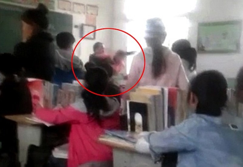 Κινέζος «παιδαγωγός»: Δείτε τι έκανε σε μαθήτρια που μίλαγε στην τάξη (Video) - Media