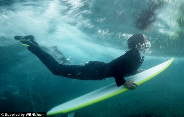 Από το γραφείο για σερφ με το ίδιο κουστούμι (Video) - Media