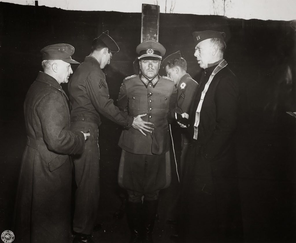 Ο Ναζί στρατηγός Άντον Ντόστλερ μπροστά στο εκτελεστικό απόσπασμα (photo/video) - Media