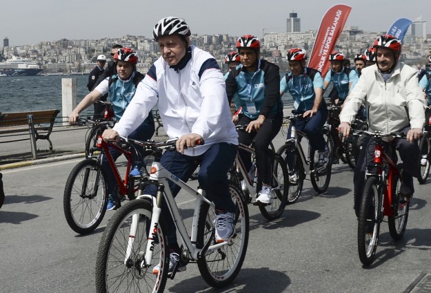 Ο Ερντογάν πήγε ποδηλατάδα και τα έκανε… μούσκεμα (video) - Media