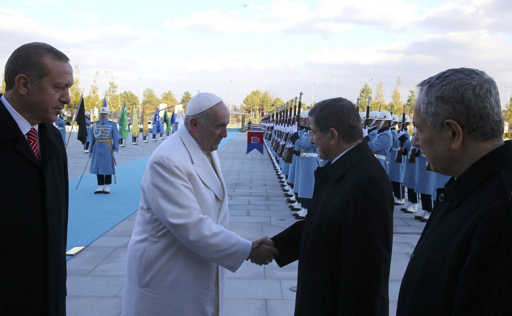 Βαθαίνει το χάσμα Βατικανού – Τουρκίας: Στην αντεπίθεση ο Νταβούτογλου για την γενοκτονία των Αρμενίων - Media