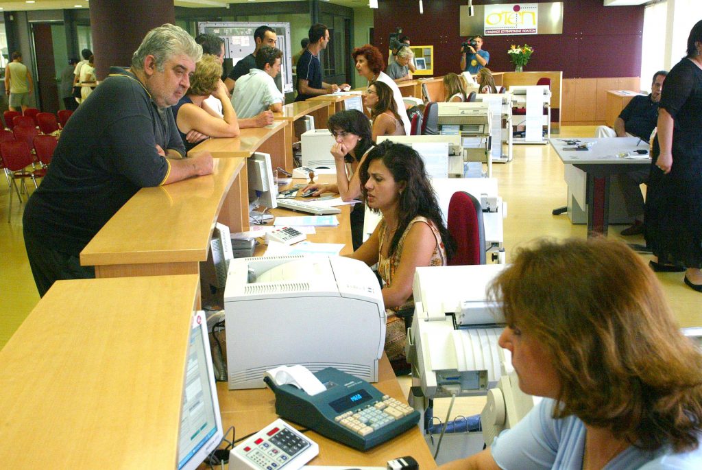 Αυτά είναι τα κριτήρια για την επαναπρόσληψη των απολυμένων και διαθέσιμων του Δημοσίου - Media
