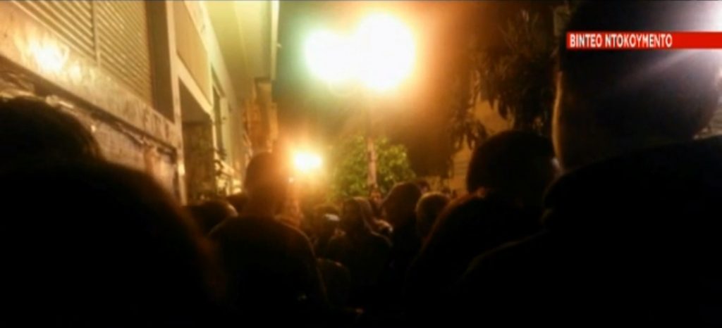Video από τον προπηλακισμό Βαρουφάκη στα Εξάρχεια - Media