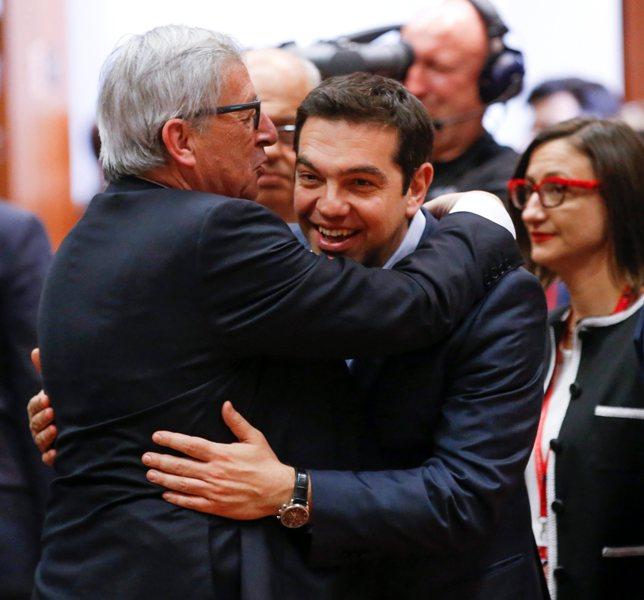 Η... ζεστή αγκαλιά του Γιουνκέρ στον Τσίπρα (Photos) - Media