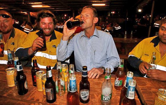Πόσο γρήγορα μπορεί να πιει μία μπίρα ένας… πρωθυπουργός; (Video) - Media