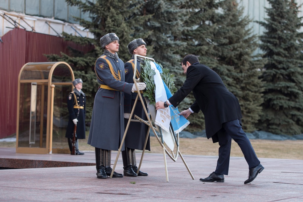 Κατάθεση στεφάνου από τον Πρωθυπουργό στο μνημείο του Άγνωστου Στρατιώτη στη Μόσχα (Photos) - Media