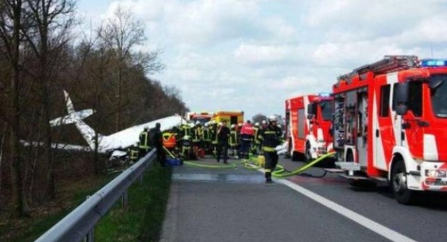 Αεροσκάφος συνετρίβη σε αυτοκινητόδρομο στη Γερμανία – Τουλάχιστον ένας νεκρός - Media