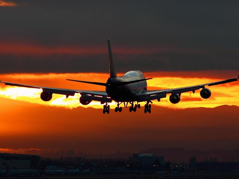 Γιατί χαμηλώνουν τα φώτα στα αεροπλάνα κατά την απογείωση και την προσγείωση; - Media