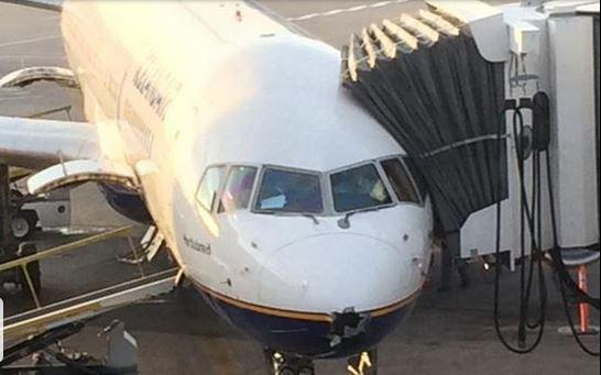 Απίστευτο: Αεροπλάνο χτυπήθηκε από κεραυνό την ώρα της πτήσης - Του άνοιξε τρύπα στη μύτη (Photos) - Media