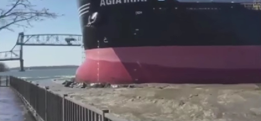 Καράβια βγήκαν στη στεριά: Ελληνόκτητο φορτηγό πλοίο εξόκειλε στην όχθη ποταμού του New Jersey (Video) - Media