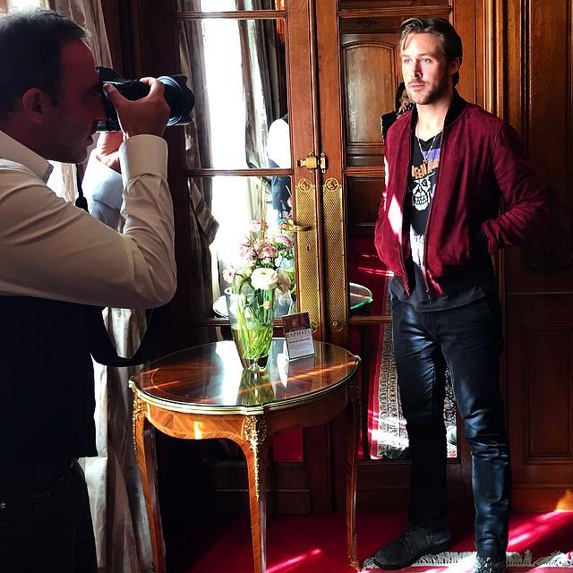 Ο Νίκος Αλιάγας φωτογραφίζει τον Ράιαν Γκόσλινγκ (Photos)  - Media