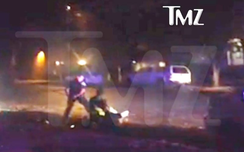 Αστυνομικοί σπάνε στο ξύλο μεθυσμένο οδηγό (Video) - Media
