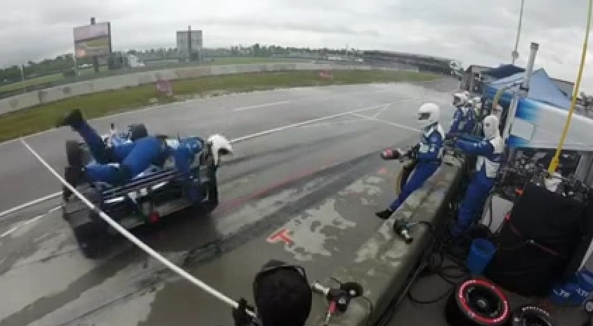 Χτυπήθηκε από αγωνιστικό αυτοκίνητο και γλίτωσε με 6 ράμματα! (Video) - Media