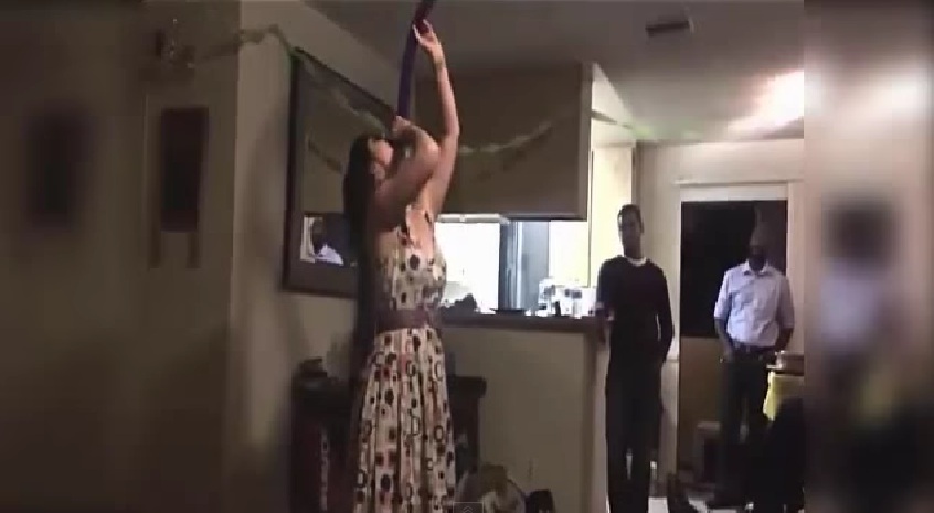 Καταπίνει τo μπαλόνι και το σκάει μέσα της! (Video) - Media