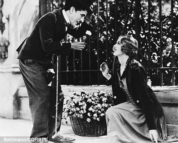 Η ανήλικη σύζυγος του Τσάρλι Τσάπλιν αποκαλύπτει τα βίτσια του (Photos) - Media