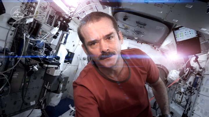 Αστροναύτης έπιασε τις κιθάρες και ηχογράφησε δίσκο στο διάστημα! (Video)  - Media