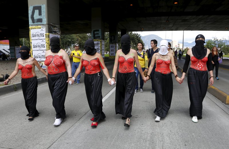 Γυμνόστηθες καθηγήτριες διαμαρτύρονται για τους μισθούς τους στην Κολομβία! (Photos) - Media