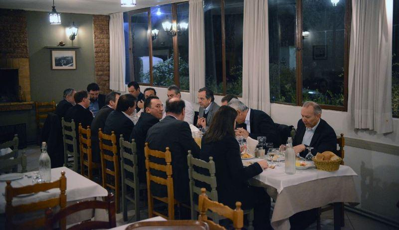 To δείπνο του Μητσοτάκη με την «βουλευτική τάξη» του 2004 (Photos) - Media