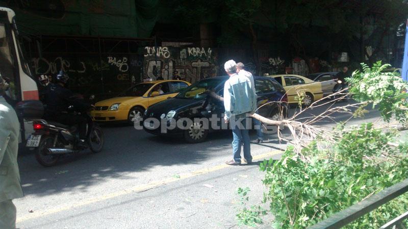 Κλαδί δέντρου έπεσε σε αυτοκίνητο στην Πατησίων (Photos) - Media