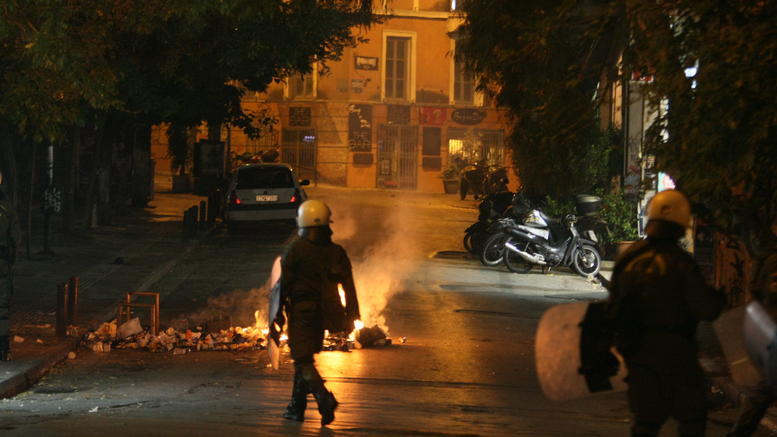 Εξάρχεια: Νέες επιθέσεις σε διμοιρία των ΜΑΤ - Media