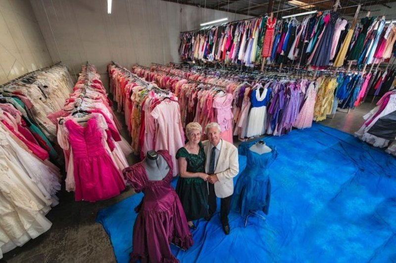 Αγόρασε στη γυναίκα του 55.000 φορέματα! (Photos) - Media