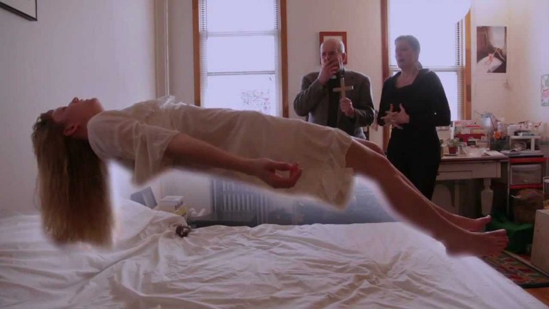 Ιερέας έκανε εξορκισμούς σε ανορεξική έφηβη για να φύγει από μέσα της ο… Σατανάς - Media