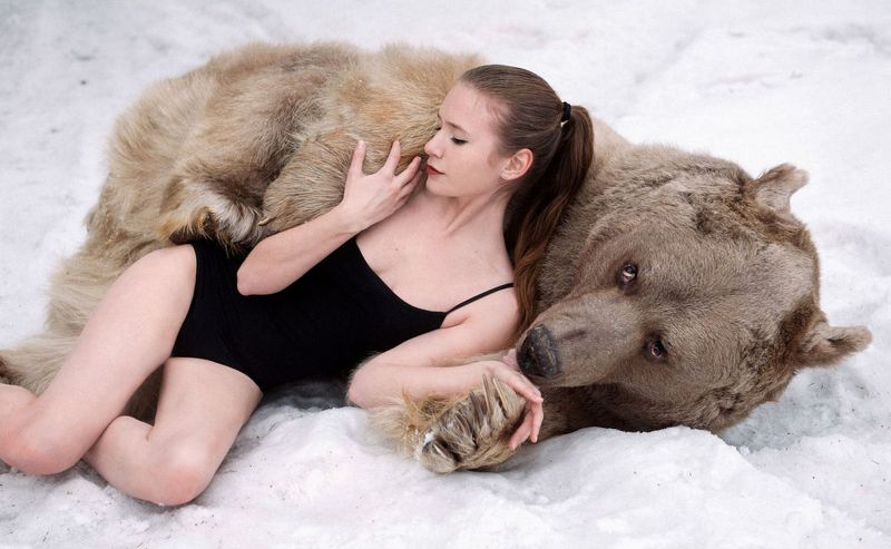 Μοντέλα στην αγκαλιά αρκούδας (Photos) - Media