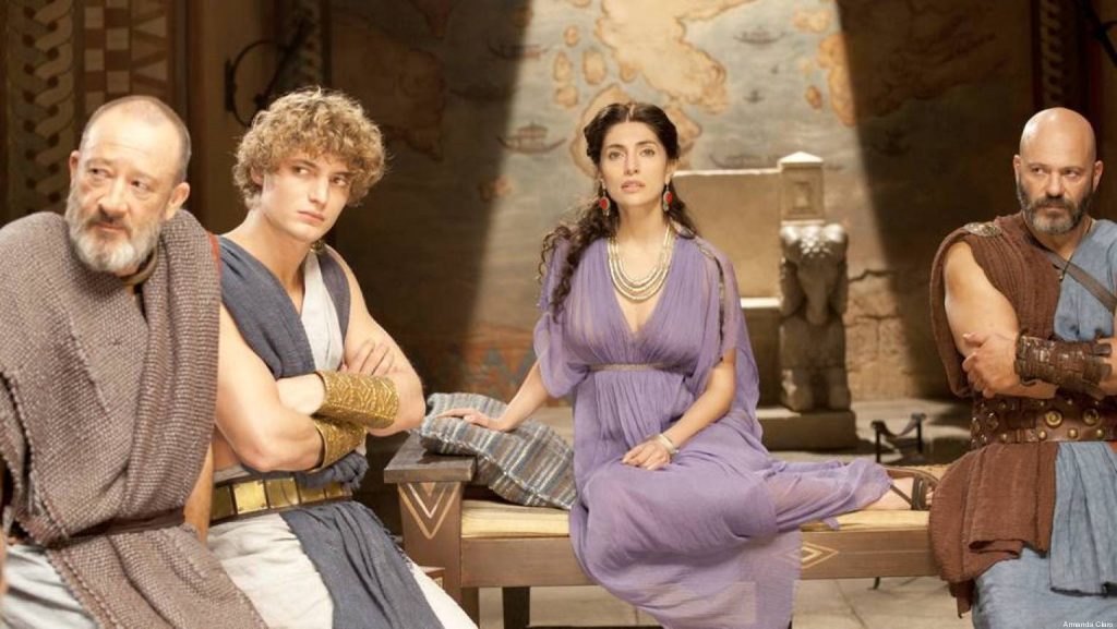 Η ερωμένη του Ολάντ έρχεται ως «Ωραία Ελένη» στις ελληνικές οθόνες (Photo + Video) - Media