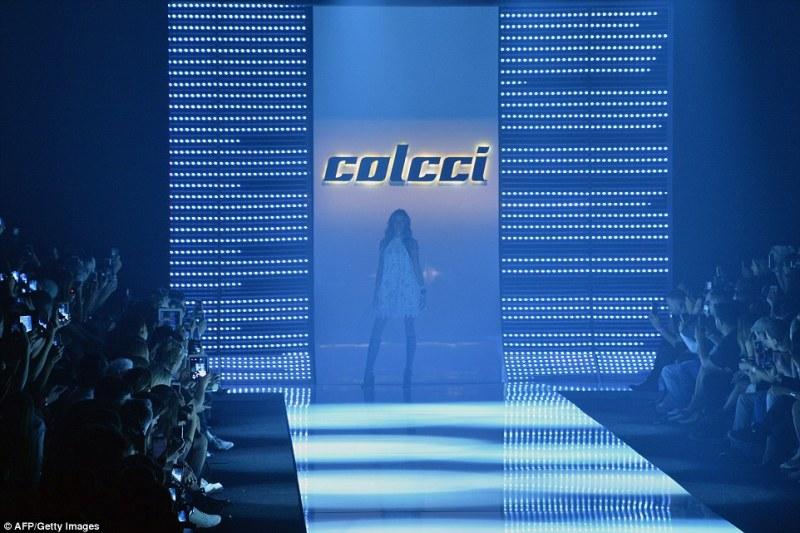 Η Ζιζέλ φοράει καλοκαιριάτικα πουλόβερ για να κρύψει την πλαστική στο στήθος (Photos) - Media