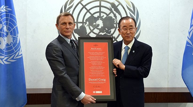 Ο Ντάνιελ Κρεγκ εξολοθρεύει νάρκες για τα Ηνωμένα Έθνη  - Media